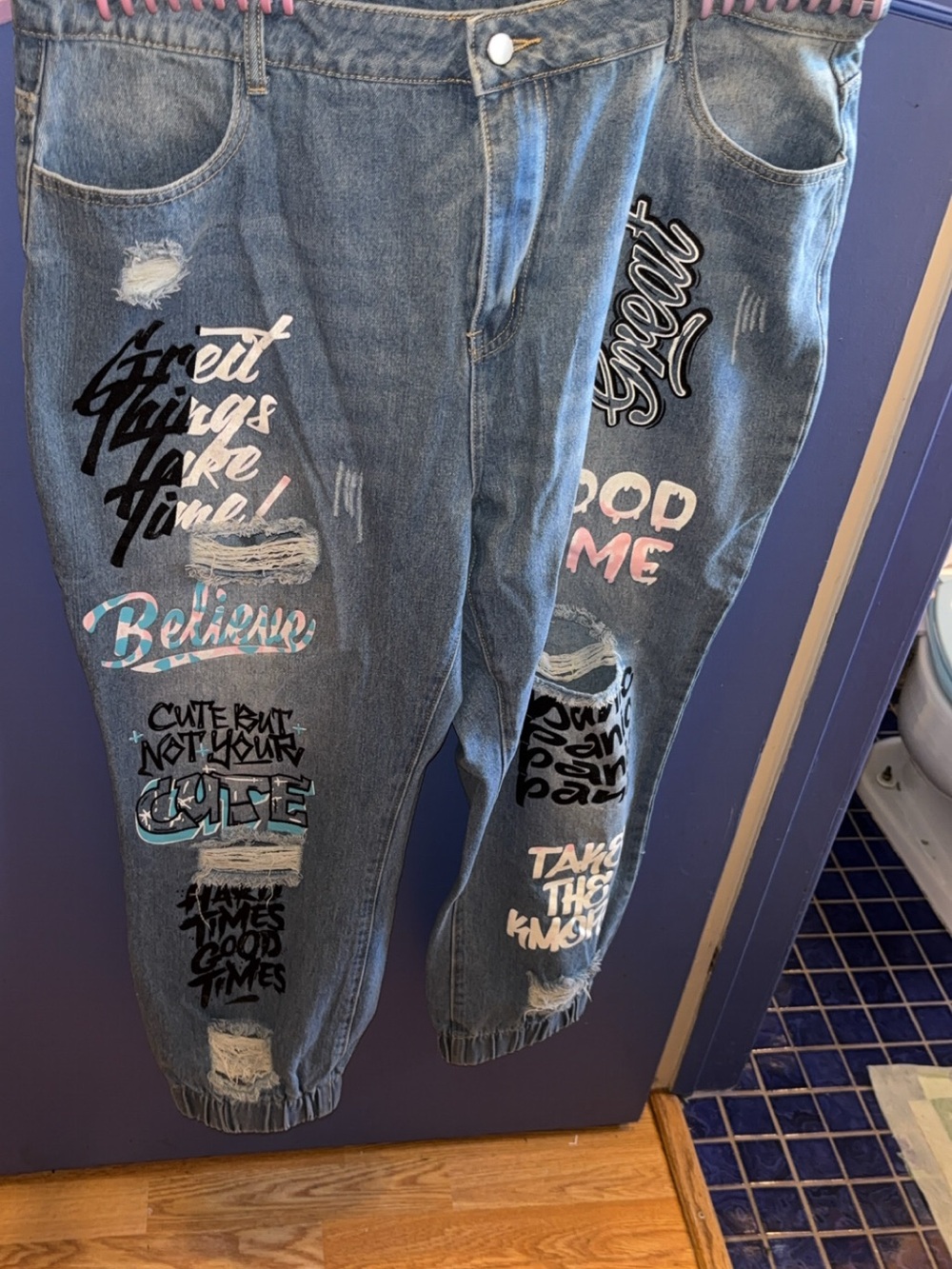 SHEIN Light Blue Graphic Appliqué Boyfriend Jeans